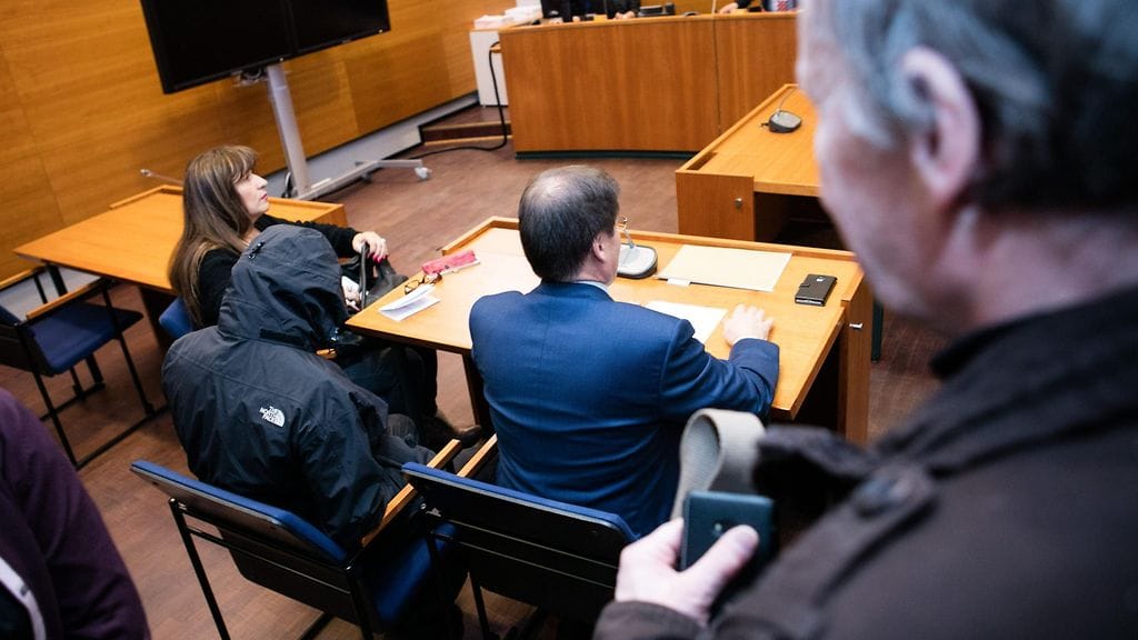 Oikeusavustaja Kaarle Gummerus (istumassa oik.) ja toinen epäilty oikeussalissa yhdestätoista murhasta epäiltyjen irakilaiskaksosten vangitsemisoikeudenkäynnissä Pirkanmaan käräjäoikeudessa Tampereella joulukuussa 2015.