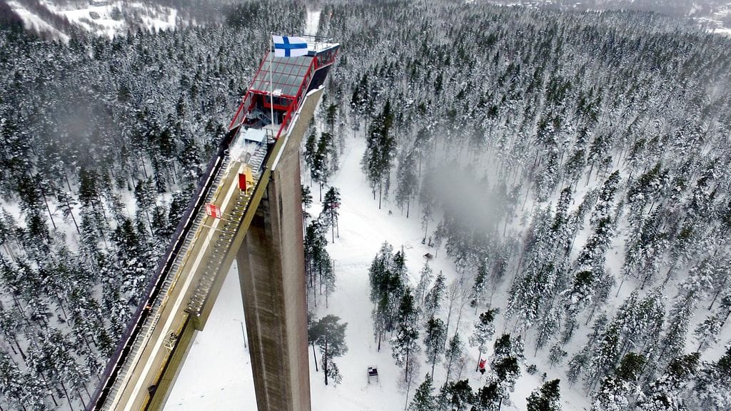 Suomen lippu liehui vinhasti Lahden mäkitornissa torstaina.