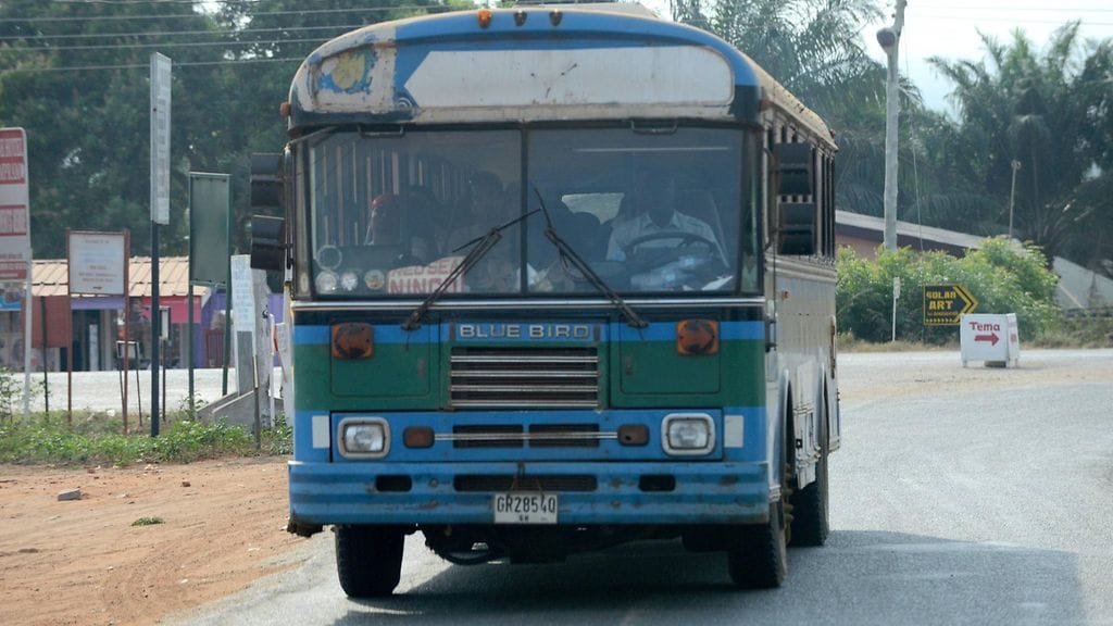 Bussi lähellä Ghanan pääkaupunki Accraa helmikuussa 2015. Kuvituskuva.