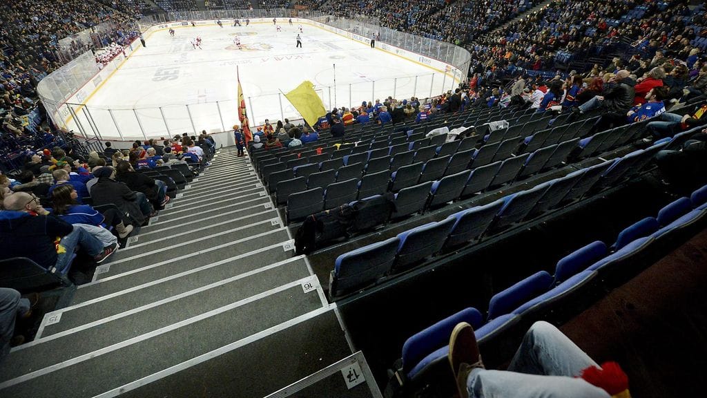 Hartwall Arenan eteläpääty tyhjeni Jokerit-faneista erän alussa.