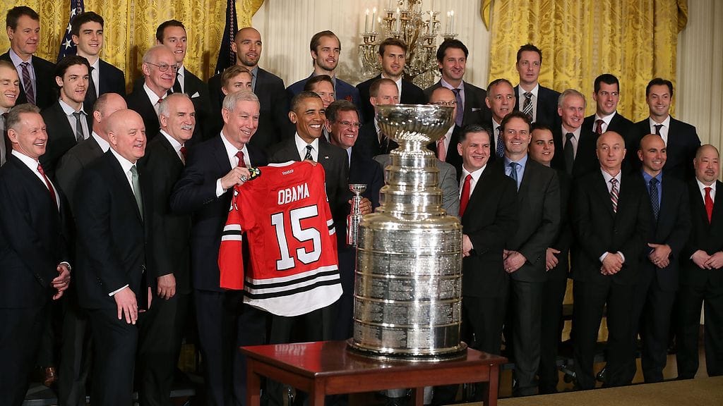 Barack Obama ja Chicagon mestarijoukkue. Kimmo Timonen ja Teuvo Teräväinen vierekkäin Obaman takana.