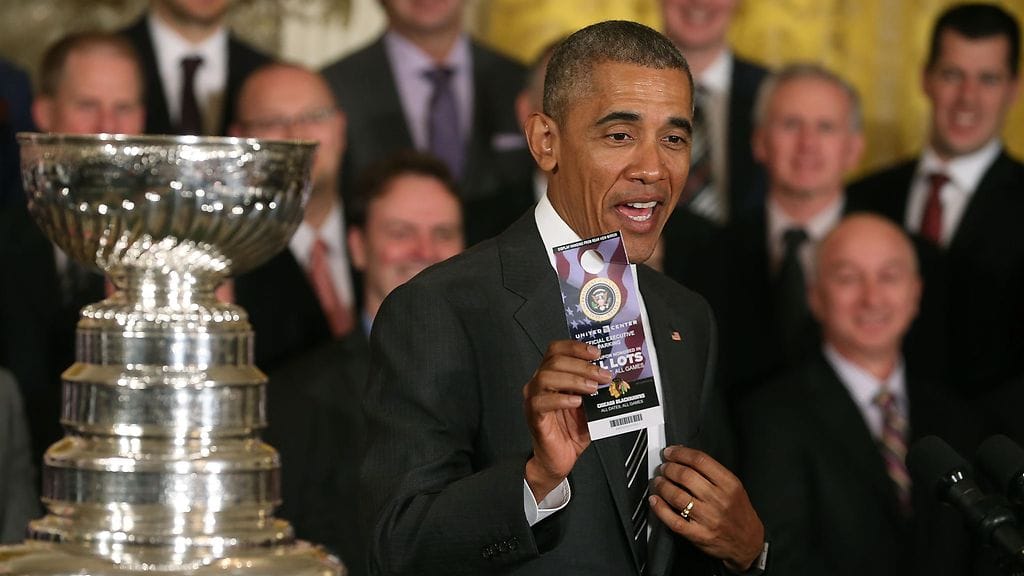 Obama sai joukkueelta parkkipassin Chicagon kotihalliin Unitedin Centeriin.
