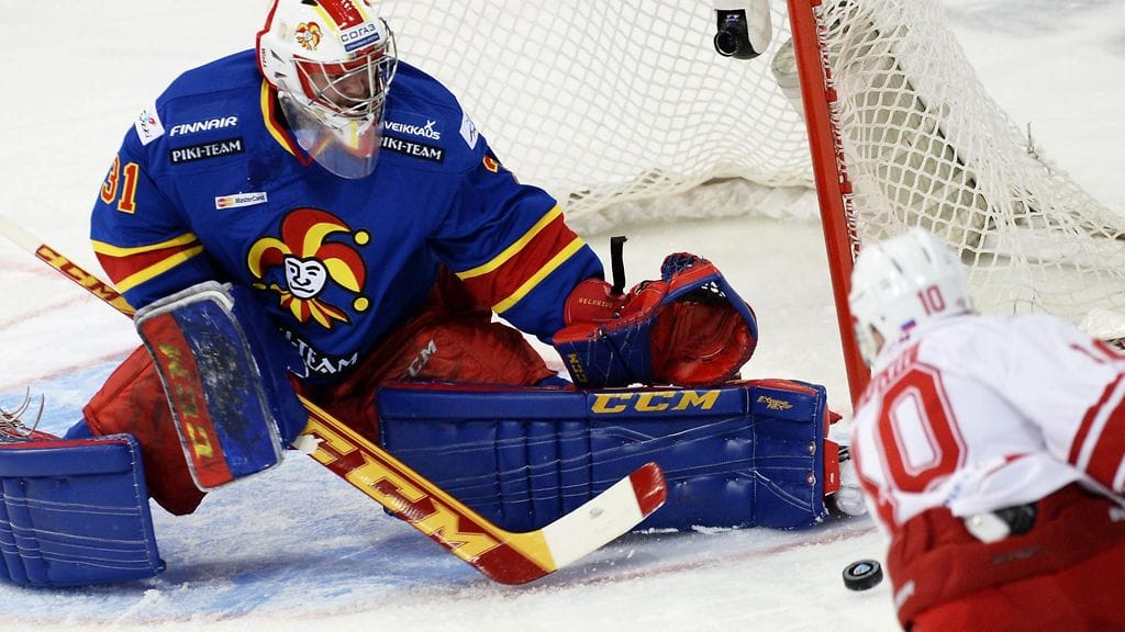 Riku Helenius torjuu Spartakin Jevgeni Bodrovin lähentelyt.