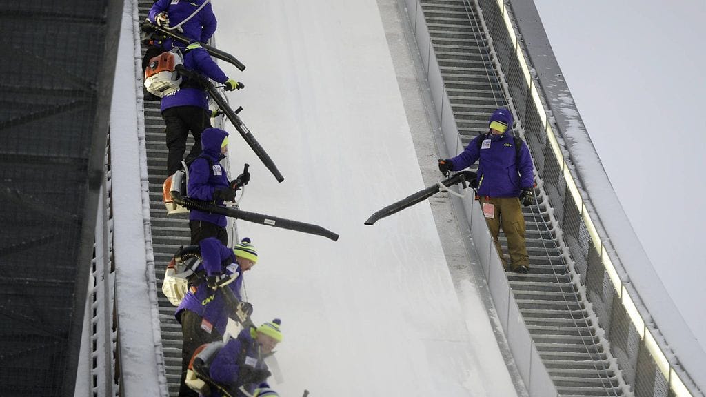 Lahden suurmäen hyppylatua puhdistettiin lehtipuhaltimilla torstaina.