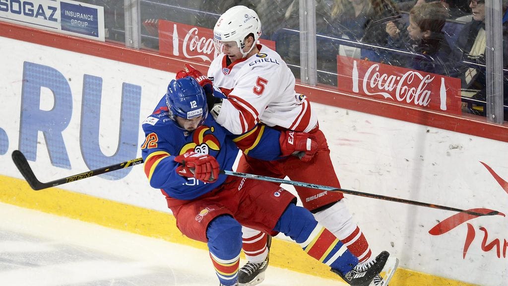 Spartakin Charles Genoway kaatoi Jokerien Pascal Pelletierin pelin tuoksinassa.