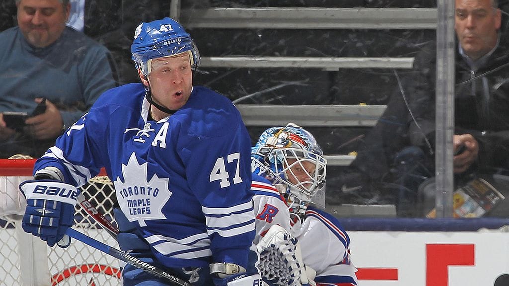 Leo Komarov uhkaamassa Antti Raannan vartioimaa maalia.