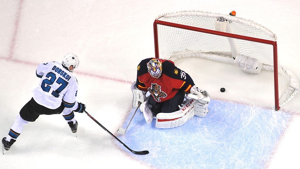 Joonas Donskoi on upottanut kiekon maaliin