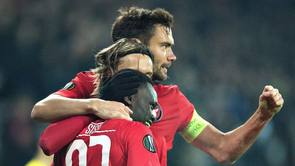 Tim Sparv (takana) tuulettamassa joukkuekavereidensa kanssa.