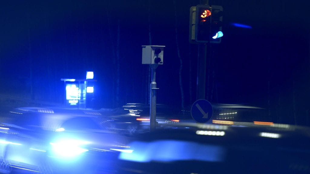 Poliisi ei kerro, onko tässä Kehä I:llä Espoon Laajalahdessa sijaitsevassa tolpassa kameraa pääsiäisliikenteen aikaan.
