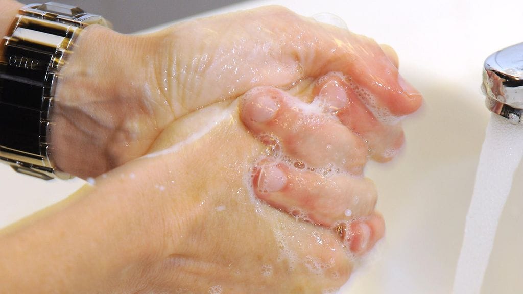 Toistuva käsienpesu on yksi tavallisimmista pakkotoiminnoista.