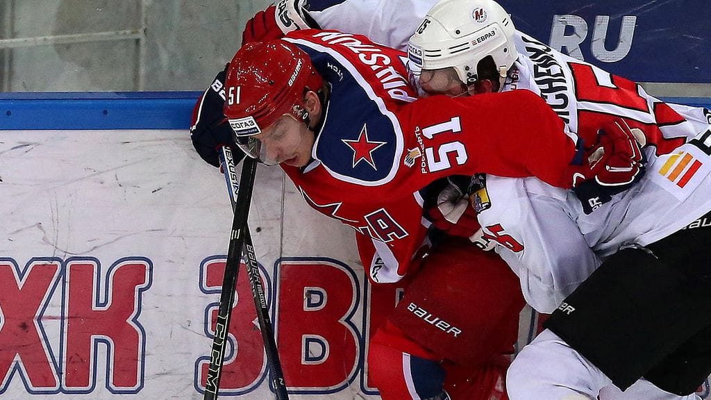 Antti Pihlström jahtaa Gagarin Cupia TsSKA:n paidassa.