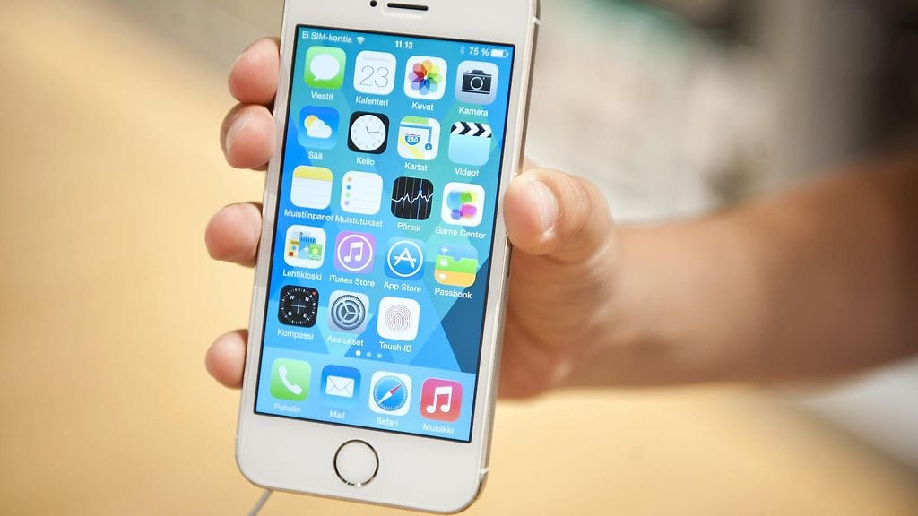 Kuvassa iPhone 5c, jonka suojauksesta paraikaa kiistellään.