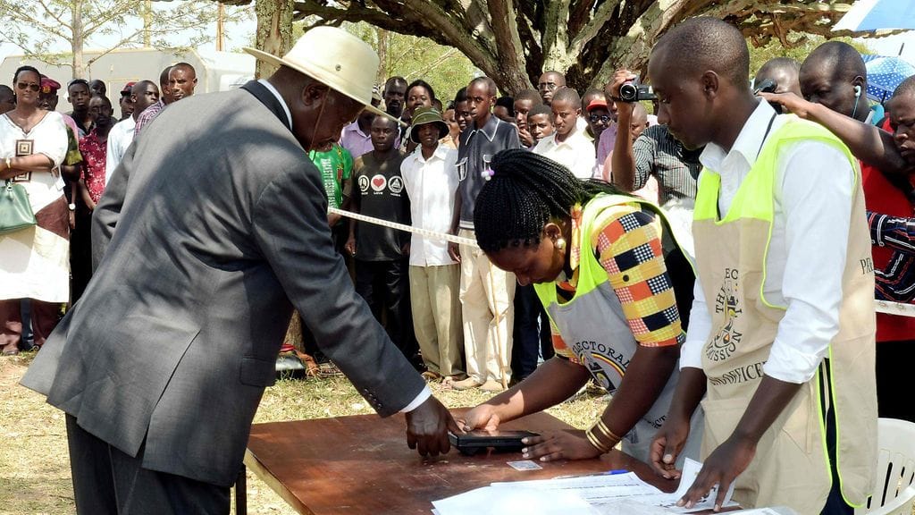 Vaalit voittanut Yoweri Museveni kävi äänestämässä maan pääkaupungissa Kampalassa torstaina 18.2.2016.