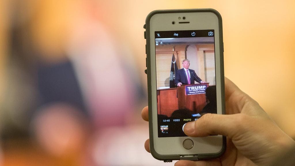 Toimittaja otti Donald Trumpista kuvan Applen valmistamalla iPhone-älypuhelimella vaalitilaisuudessa.