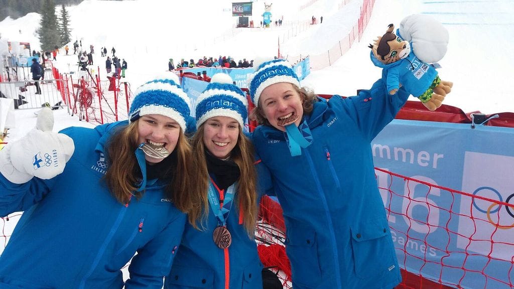 Elli Pikkujämsä (vas.), Henna Ikola sekä Rene Rinnekangas toivat mitalisadetta Suomeen