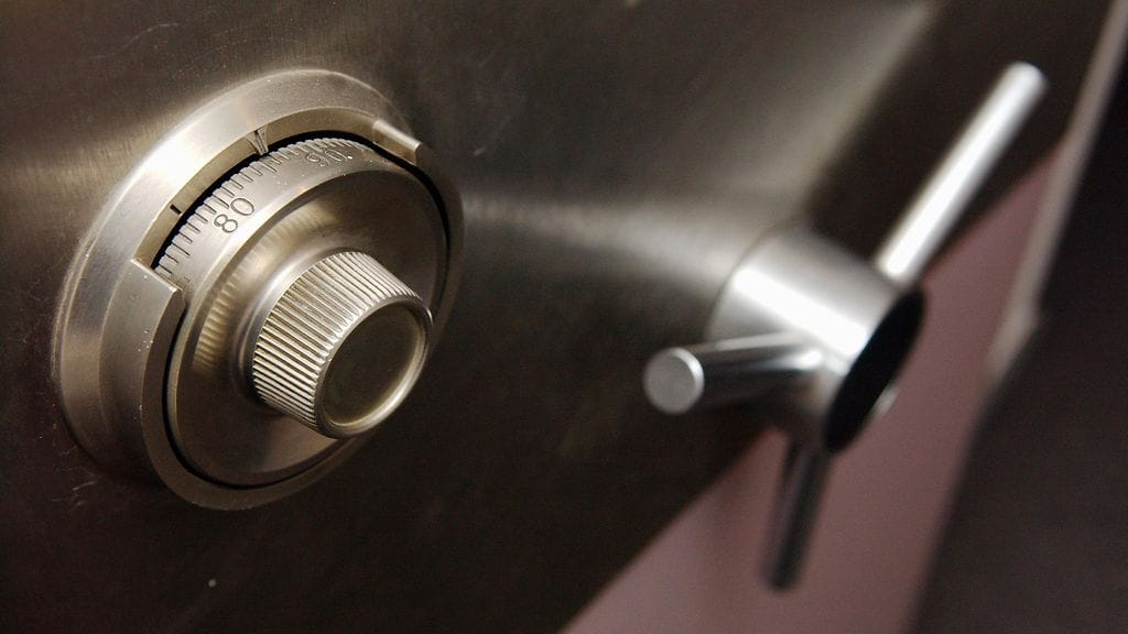 Nokkela kakivuotias kiipesi kassakaappin ja pisti oven kiinni. Pahaksi onneksi kaapissa oli aikalukko, eikä ovea saatu enää auki. Kuvituskuva.