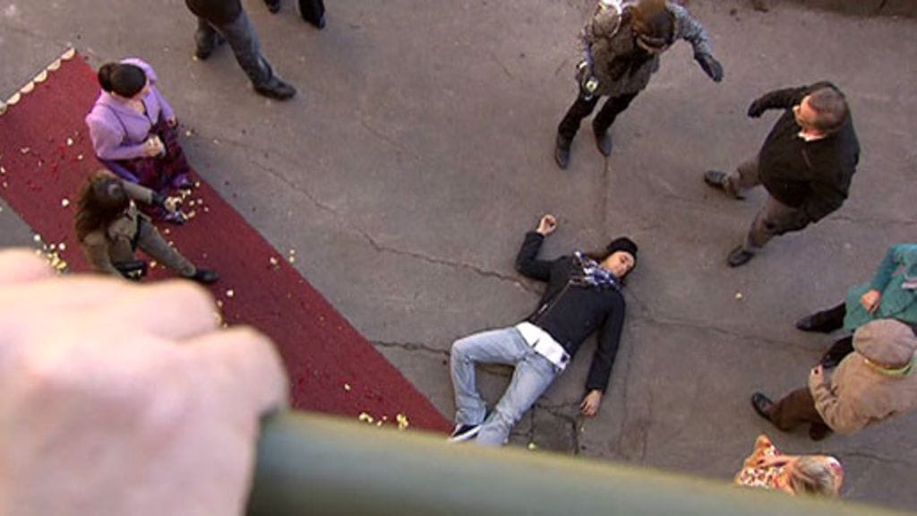 Salatut elämät - Jiri (Mikko Parikka) on pudonnut parvekkeelta.