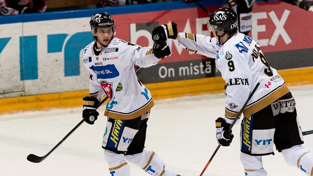 Kärppien Sebastian Aho ja Jesse Puljujärvi ovat iskussa.