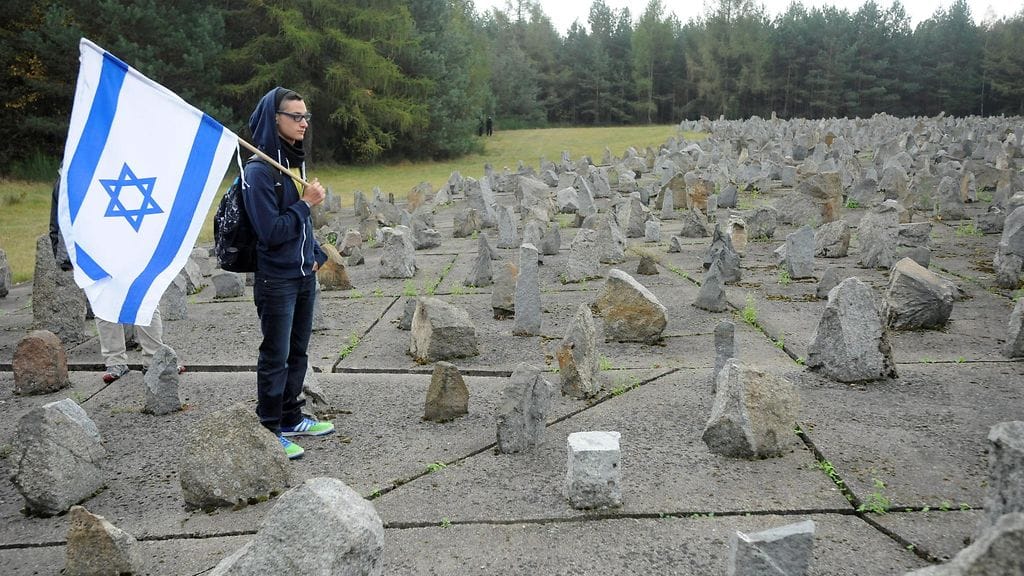Mies seisoi Treblinkan keskitysleirin muistopaikalla Puolassa syksyllä 2014.