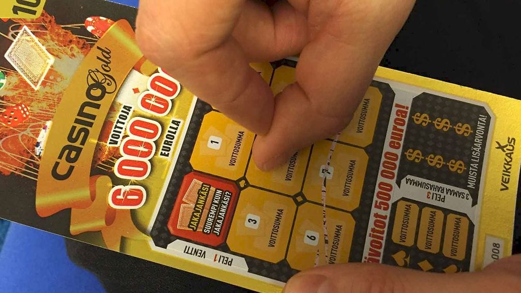 Voiveitsellä raaputettu Casino Gold -arpa toi salolaismiehelle puolen miljoonan euron päävoiton sekä voitonhakuretken Veikkauksen pääkonttorille Vantaalle.