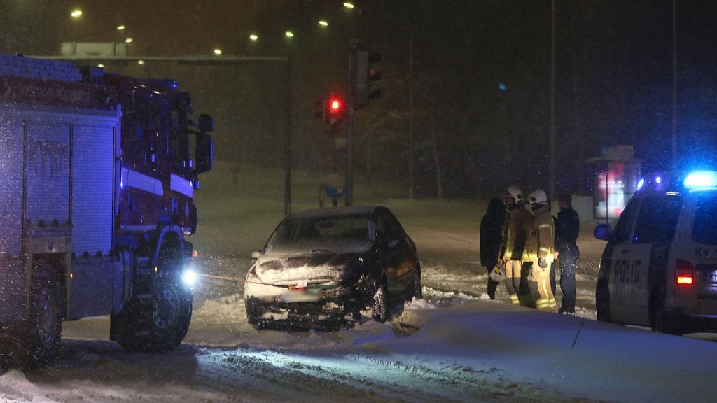 Kotkassa sattui lauantai-iltana 20.2.2106 kaksi ulosajoa hyvin lähellä toisiaan. Keli oli erittäin huono.