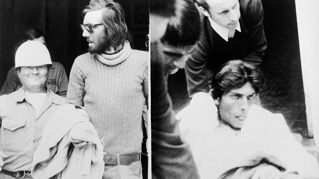 Roberto Canessa (toinen vasemmalta) on toinen niistä kahdesta selvinneestä, jotka lähtivät hakemaan apua vuoren toiselta puolen.