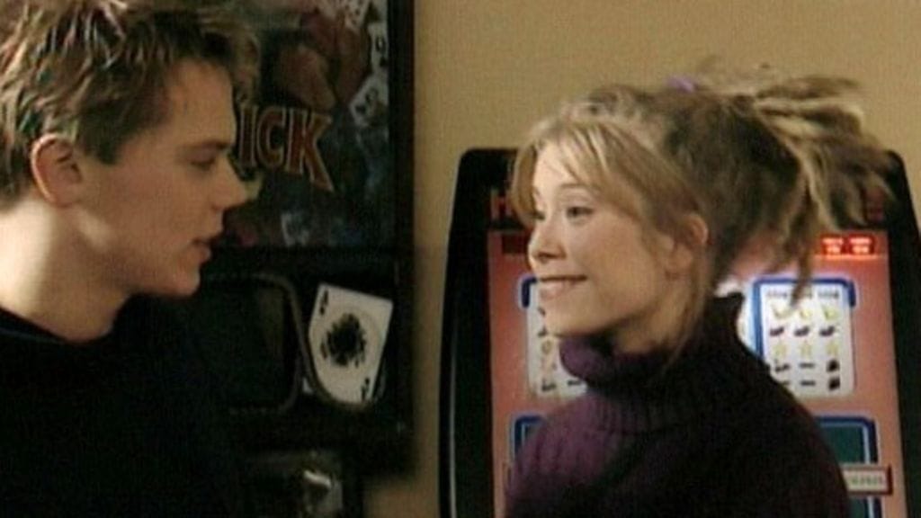 Salatut elämät - Kalle (Pete Lattu) ja Miia (Venla Saartamo).