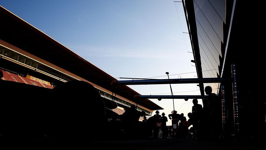 F1-tallit testaavat uusia autojaan Barcelonassa.