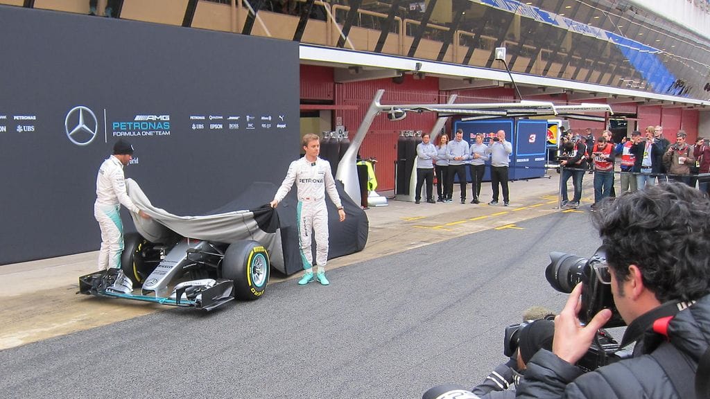 Lewis Hamilton ja Nico Rosberg vetivät uuden Mercedeksen esiin peitteen alta