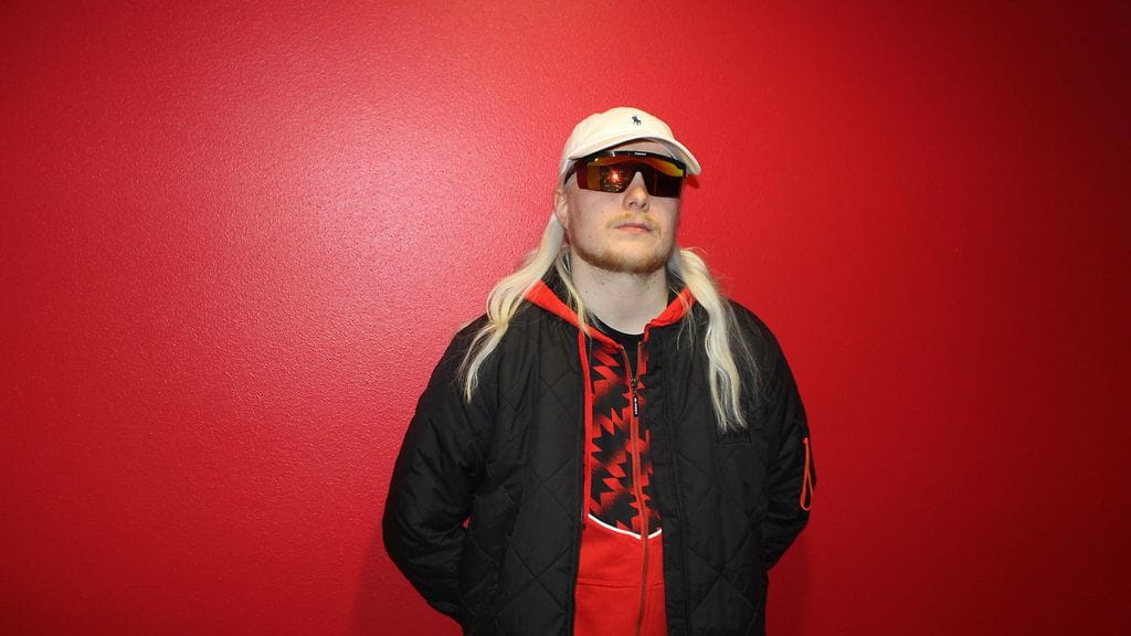 Tippa-T esiintyy lähes poikkeuksetta toinen toistaan eriskummallisemmissa aurinkolaseissa.