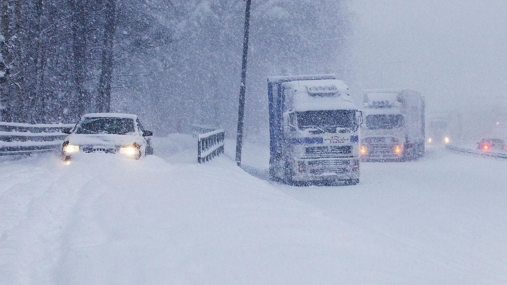 Mäkeen juuttuneita rekkoja Tampereella. Kuva ei liity juttuun.