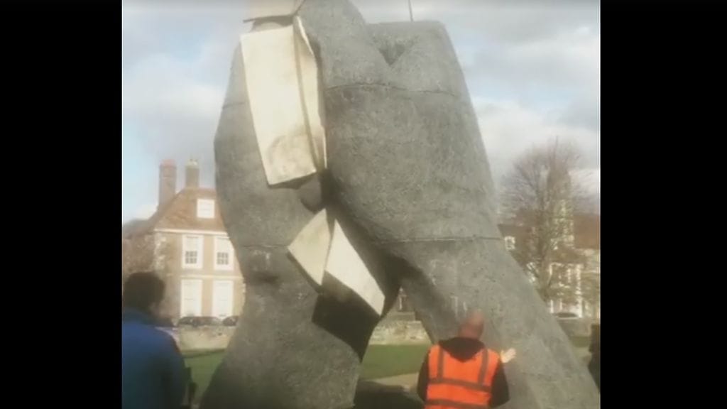 Taiteilija Sophie Ryderin suunnittelema patsas siirrettiin pois kävelytieltä, sillä usea ihminen oli lyönyt päänsä veistokseen. Kuva: Ruutukaappaus taiteilijan videosta.