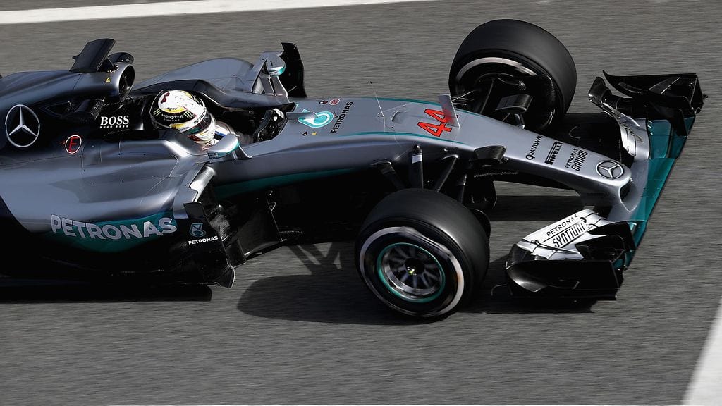 Lewis Hamilton vauhdissa Barcelonassa maanantaina.