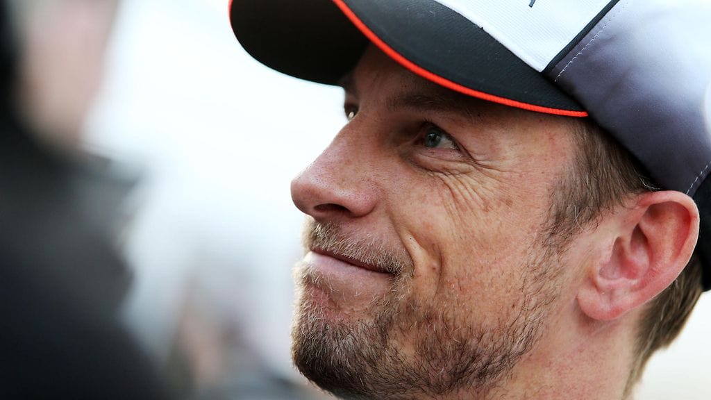 Jenson Buttonilla oli aihetta hymyyn Barcelonan F1-testien avauspäivänä.