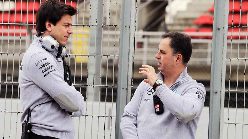 Mercedes-pomot Toto Wolff ja Ron Meadows vaihtoivat ajatuksia Barcelonan testivarikolla.