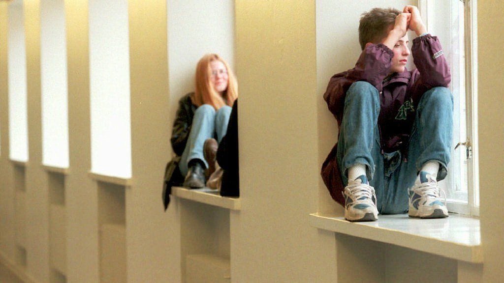 Teini-isillä keski-ikäisiä isiä paremmat valmiudet keskustella vanhemmuudesta. (kuvituskuva)