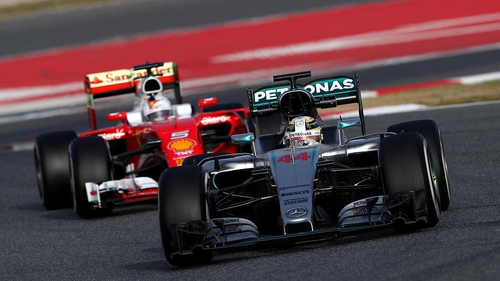 Sebastian Vettel varjosti Lewis Hamiltonia eilen Barcelonassa.