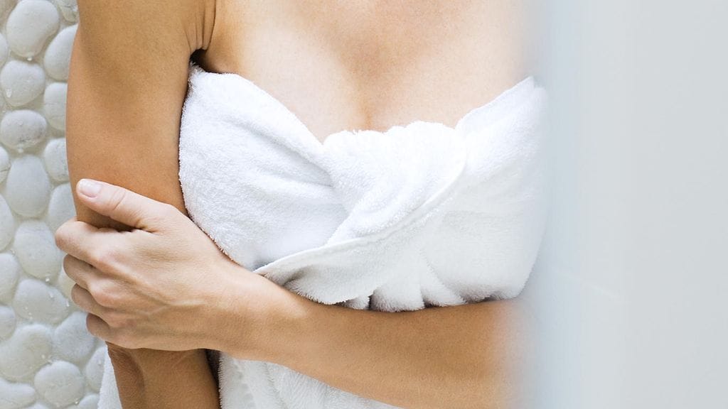 Eräs lukijakyselyn vastaaja nautti rinnoistaan pienennysleikkauksen jälkeen. Kuvituskuva.