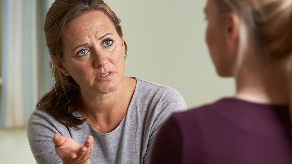 Otatko lapseesi yhteyttä liian usein? Elätkö vain vanhemmuutesi kautta? Kuvituskuva.