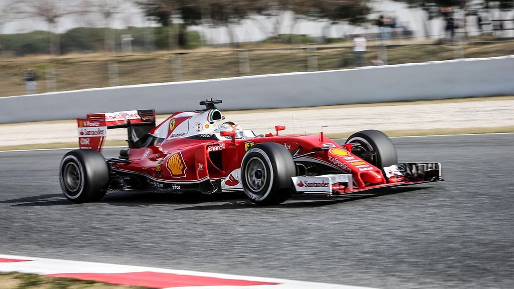 Sebastian Vettel ajoi ennen lounastaukoa kovan ajan 1.22,810, mikä on parisen sekuntia nopeampi kuin viime kauden kisan paalupaikka-aika.