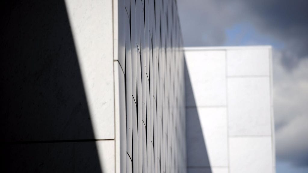 Finlandia-talon miljoonien arvoiset marmorilaatat irvistelevät.