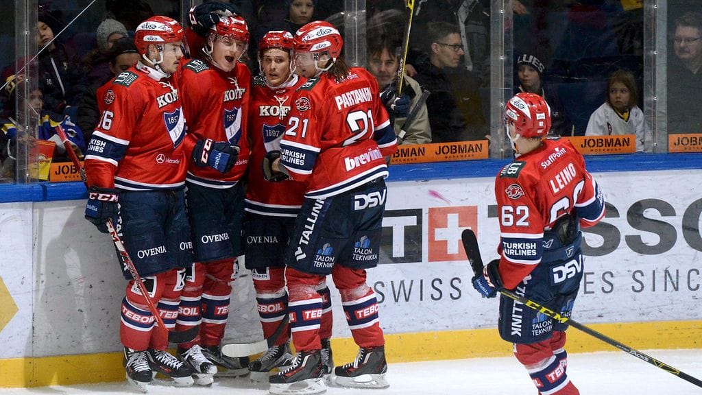 HIFK:n pelaajat juhlimassa Roope Hintzin maalia toisessa erässä.