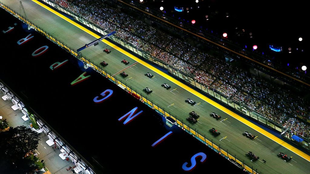F1-autot lähtösuoralla Singaporen GP:ssä.