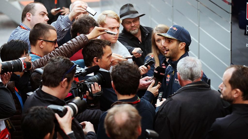 Daniel Ricciardo median ympäröimänä Barcelonan varikolla.