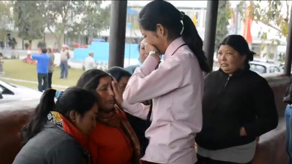 Nepalissa pienkone putosi viidakkoon. Omaiset surivat koneen matkustajia.