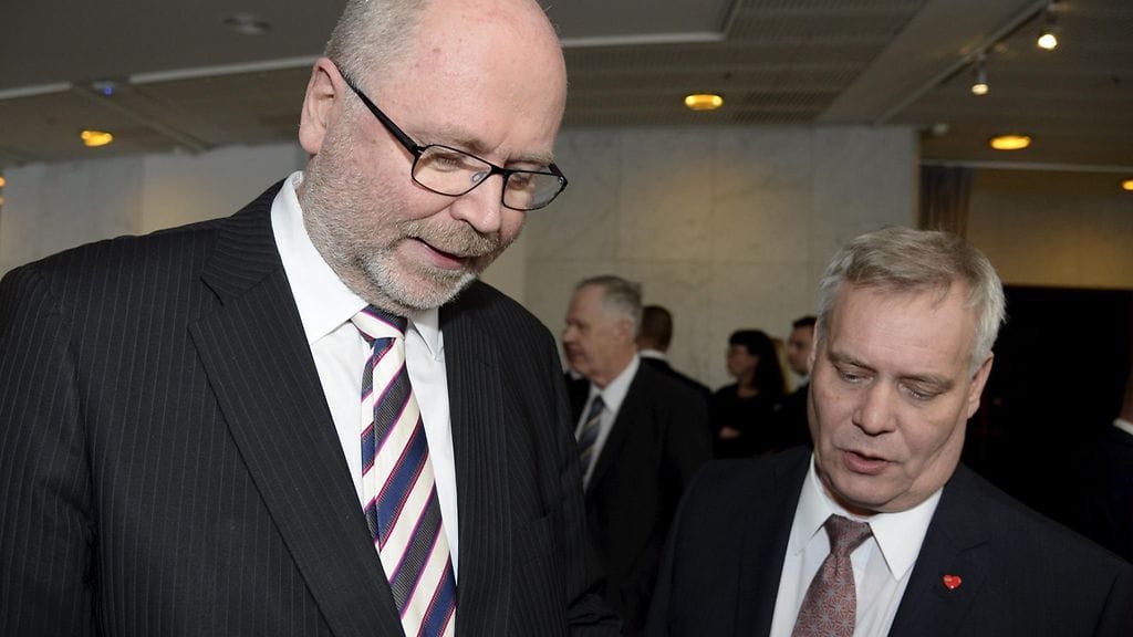 Perussuomalaisten eduskuntaryhmän varapuheenjohtaja moittii SDP:n Eero Heinäluomaa ja Antti Rinnettä veroparatiisien tukemista.