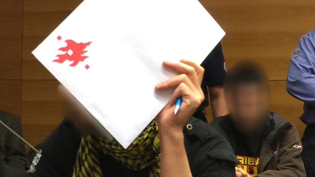 Syytetyistä täysi-ikäinen peitti kasvonsa oikeudessa. Hänellä oli syyttäjän tietojen mukaan Ruotsissa aiempaa rikosrekisteriä.