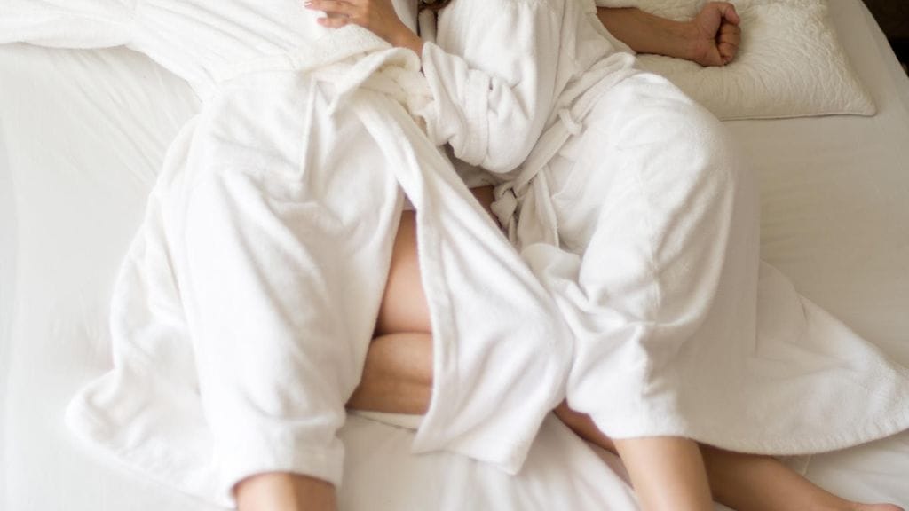 Selkä- tai polvivaivojen ei tarvitse estää seksiä. Kuvituskuva.