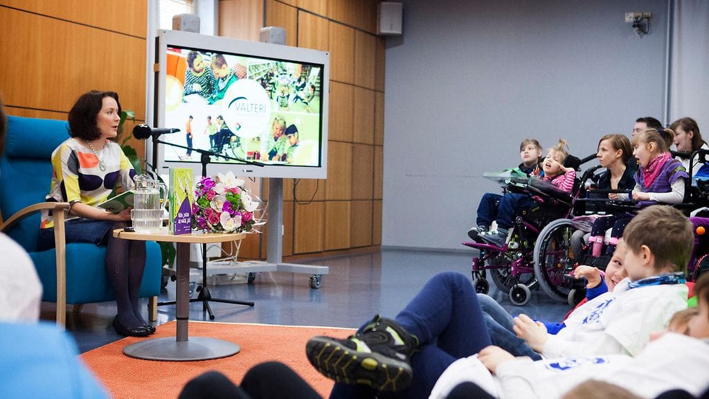 Rouva Jenni Haukio järjesti lukuhetken hiihtolomaleiriläisille.