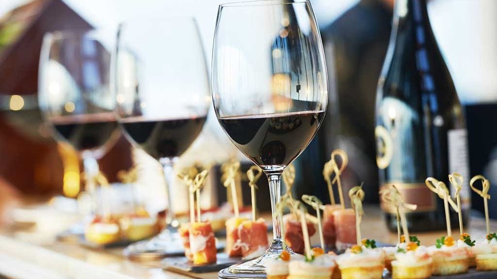 Tanniinit saavat suun tuntumaan kuivalta.